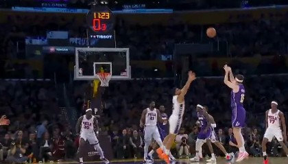 开云棋牌入口-里夫斯末节一个人打出8-0反超76人，湖人全场球迷高喊MVP